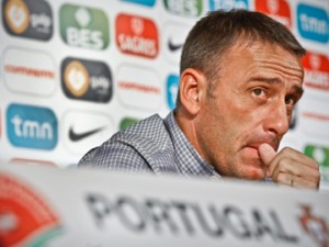 O treinador da Seleção Nacional de Futebol, Paulo Bento, fala aos jornalistas durante uma conferência de imprensa onde apresentou os jogadores convocados para o próximo jogo da Seleção contra o Luxemburgo, em Lisboa, 4 de agosto de 2011. MARIO CRUZ / LUSA