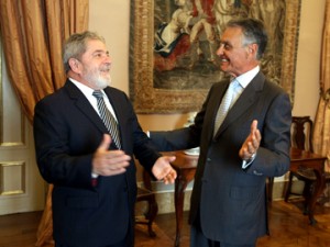 O presidente português Cavaco Silva dá boas vindas ao ex-presidente do Brasil, Luis Inácio Lula da Silva, num encontro no Palácio de Belém, em Lisboa, dia 07 de setembro. Foto: LUIS FILIPE CATARINO/PRESIDÊNCIA PORTUGUESA