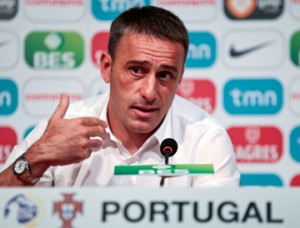 O selecionador nacional de futebol Paulo Bento, fala aos jornalistas durante uma conferência de imprensa onde apresentou a lista dos jogadores convocados para defrontar a seleção do Chipre para o jogo de qualificação do Europeu 2012, na sede da Federação Portuguesa de Futebol (FPF), em Lisboa, 26 agosto 2011, na sede da Federação Portuguesa de Futebol. MANUEL DE ALMEIDA / LUSA