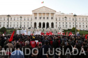 Milhares marcham em Lisboa em frente ao Parlamento. MIGUEL A. LOPES/LUSA