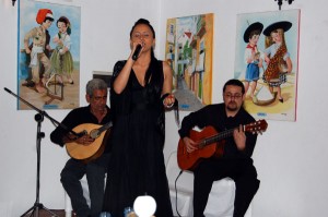 A fadista Maria Emília, jovem brasileira que reside em Portugal e canta o fado desde os 08 anos de idade, animou a noite na Taberna Minhota que lotou na Casa de Portugal do ABC.