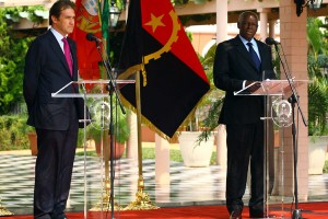 Primeiro-ministro Pedro Passos Coelho, e presidente angolano, no palácio presidencial durante sua visita oficial a Angola, 17 Novembro. Foto: BRUNO FONSECA/LUSA