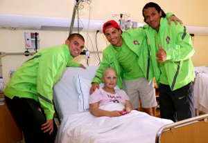 Jogador do Zenit de São Petersburgo Bruno Alves (R) e os jogadores do Real Madrid, Cristiano Ronaldo (CR) e Pepe (L) tiram uma foto com uma criança internada no Instituto de Oncologia do Porto, em Porto, 14 de outubro. Uma comitiva da seleção nacional de futebol liderado pelo presidente Fernando Gomes, acompanhado pelo treinador Paulo Bento e os jogadores Cristiano Ronaldo, Pepe e Bruno Alves visitaram o Instituto Português. 