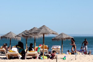 Areal de Santo Amaro conquista estatuto de praia - Turistas na praia de Santo Amaro de Oeiras, que desde abril de 2012 ganhou o estatuto de praia, 09 de agosto de 2012. Foto: ANTONIO COTRIM / LUSA