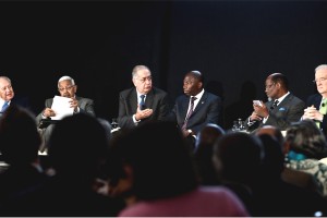 Os antigos Presidentes (E/D) de Portugal, Mário Soares, de Cabo-Verde, Pedro Pires, da Assembleia da República de Portugal, Jaime Gama, o secretário Executivo da CPLP, Domingos Simões Pereira, de Moçambique, Joaquim Chissano, e de Portugal, Jorge Sampaio, durante o Colóquio "CPLP - Uma oportunidade histórica", em Lisboa, 07 de fevereiro de 2012. Foto: JOAO RELVAS / LUSA