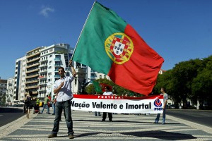 Apoiantes do Partido Nacional Renovador (PNR), exibem bandeiras e cartazes durante um desfile para assinalar o Dia de Portugal, de Camões e das Comunidades Portuguesas, Lisboa, 10 de junho de 2012. MIGUEL A.LOPES/LUSA