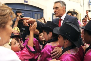 O Presidente da Republica, Anibal Cavaco   Silva, durante a visita que hoje efetuou ao Bairro da   Mouraria integrada nas cerimonias de comemoracao do   10 de junho, Lisboa, 09 de junho de 2012. TIAGO   PETINGA/LUSA 