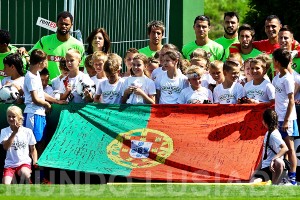 O time de futebol de Portugal posa para foto com crianças de Opalenica no Centro de Treinamento Opalenica, Polônia, 23 JUnho 2012. MARIO CRUZ / LUSA