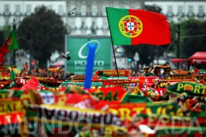 Adeptos da seleção portuguesa assistem ao jogo das meias finais do Euro 2012, Portugal vs Espanha, na Avenida dos Aliados, no Porto, 27 de junho de 2012. ESTELA SILVA / LUSA