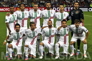 Os jogadores Nani, Bruno Alves, Pepe, Hugo Almeida, Cristiano Ronaldo, Rui Patricio, na fileira de baixo, João Moutinho, Fabio Coentrão, raul Meireles, João Pereira e Miguel Veloso posam para foto do time no início do jogo da semifinal de UEFA Eurocopa 2012 contra a Espanha na Ucrânia, 27 Junho 2012. MARIO CRUZ/LUSA