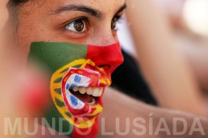 Uma adepta madeirense observa a seleção portuguesa no encontro frente à Espanha para o Euro 2012 disputado no Donbass Arena, Donetsk, esta noite no parque de Santa Catarina, Funchal, 27 de junho de 2012. HOMEM DE GOUVEIA/LUSA