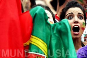 Uma adepta da seleção portuguesa assiste ao jogo das meias finais do Euro 2012, Portugal vs Espanha, na Avenida dos Aliados, no Porto, 27 de junho de 2012. ESTELA SILVA / LUSA