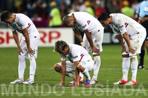 Os jogadores portugueses João Pereira, Fabio Coentrao, Pepe e Cristiano Ronaldo após a derrota no jogo da semifinal contra a Espanha na UEFA Eurocopa 2012, Ucrânia, 27 Junho 2012. MARIO CRUZ/LUSA