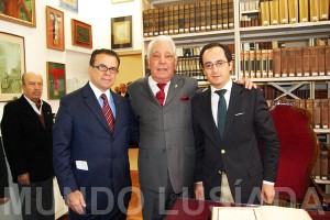 Rui Fernão Mota e Costa, entre o presidente do Conselho da Comunidade, Antônio de Almeida e Silva, e o cônsul de Portugal em SP, Paulo Lourenço.