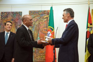 No Centro Cultural da Embaixada de Portugal em Maputo, o Presidente da República procedeu à entrega de 800 livros da sua biblioteca pessoal ao Fundo Bibliográfico de Língua Portuguesa em Moçambique.