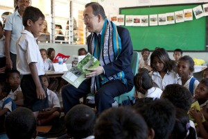 Secretário-Geral da ONU, Ban Ki-moon, visita escola em Díli, no Timor-Leste. Foto: Rádio ONU