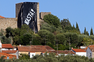 A cidade de Castelo Branco acordou com a torre do castelo coberta por uma tela negra e com a palavra "basta" pintada a branco, num protesto contra as medidas de austeridade, 15 de setembro. ANTÓNIO JOSÉ/LUSA