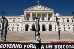 A coordenadora da Frente Comum dos Sindicatos da Função Pública, Ana Avoila, fala durante a concentração junto à Assembleia da República, para entregar o seu parecer sobre a revisão da legislação laboral da função pública, 14 de setembro de 2012 em Lisboa. TIAGO PETINGA/LUSA