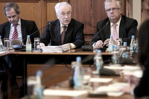 O Governador do Banco de Portugal, Carlos Costa, presta declarações perante a Comissão de Orçamento, Finanças e Administração Pública, 01 de fevereiro de 2013 na Assembleia da República em Lisboa. Foto Lusa