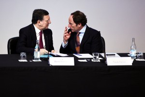 Presidente da Comissão Europeia José Manuel Barroso conversa com o Ministro de Estado dos Negócios Estrangeiros Paulo Portas, durante Seminário Diplomático 2013 com o tema "Projetando Portugal", organizado pelo Governo Português realizado na Fundação Champalimaud, em Lisboa, Portugal, 03 Janeiro de 2013. Foto: Lusa