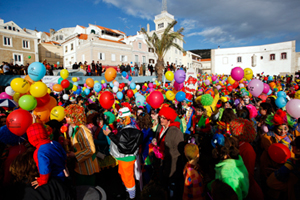 Pessoas vestidas de palhaço durante a “Clown Parade” em Sesimbra, na qual os participantes tentavam quebrar um recorde mundial com mais pessoas vestidas de palhaço, em 11 de fevereiro, Portugal. JOSE SENA GOULAO / LUSA