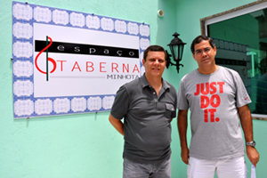 O presidente da diretoria Paulo Freitas, com o presidente do Conselho Geraldo Faria Rodrigues Junior à frente da nova “Taberna Minhota”, reformada e ampliada.