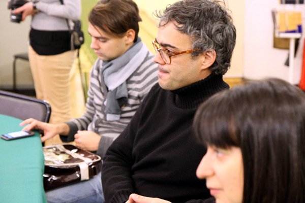 O professor Bruno Gomide, da Universidade de São Paulo, em atividade com alunos no Centro Lusófono Camões da Universidade Herzen, em São Petersburgo.