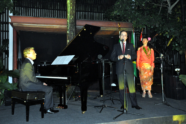 Maria João e Mario Laginha, os artistas da musica moderna, vieram de Portugal e cantaram nesta noite. Momento em que o cônsul geral Paulo Lopes Lourenço falava aos convidados.