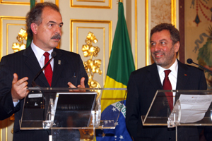 O ministro da Educação do Brasil, Aloízio Mercadante (E), acompanhado pelo seu homólogo de Portugal, Nuno Crato, no Palácio das Necessidades em Lisboa,10 de junho de 2013. MIGUEL A. LOPES / LUSA