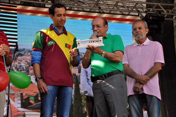 Prefeito de Santos Paulo Alexandre Barbosa recebendo homenagem do cônsul Armenio Mendes, e Luiz Dias Guimarães (Secretário de Turismo de Santos). Foto Mundo Lusíada