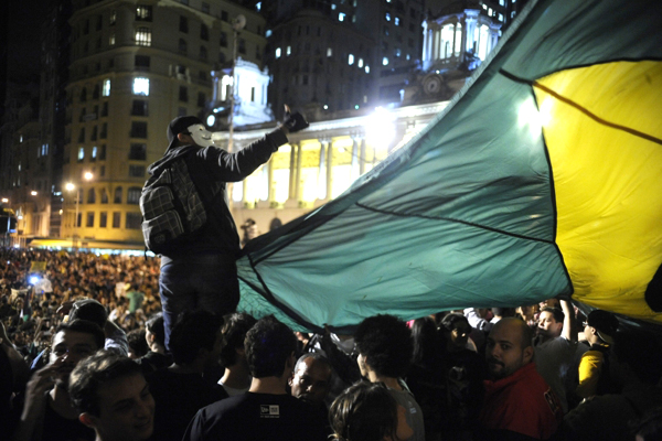 Rio de Janeiro - Manifestantes saíram em passeata da Avenida Rio Branco até a Cinelândia. De lá, um grupo foi para a Alerj. Foto Tomaz Silva/ABr