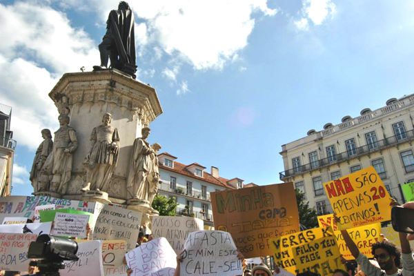 Protesto em frente ao Consulado do Brasil em Lisboa. Foto: Rodrigo Sene/Mundo Lusíada