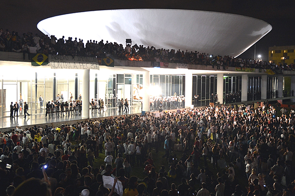 Brasília - Manifestantes protestam em frente ao Congresso Nacional. Foto Valter Campanato/ABr