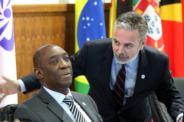 Ministro brasileiro Antonio de Aguiar Patriota com o Ministro dos Negócios Estrangeiros e Cooperação de Moçambique, Oldemiro Balói. Foto: Secretariado Executivo / CPLP