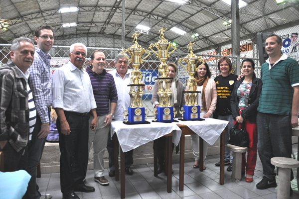 A equipe da Beneficência Portuguesa de SCS, Antonio Rubira, Flavius, Dr. Claudia, coordenadora Daniela, Serafim, Ana, com demais presentes, entre o prefeito com esposa Graça Pinheiro.