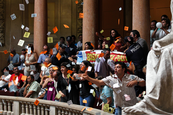 Populares protestam durante a sessão plenária na Assembleia da República, 11 de julho de 2013. Foto: JOSE SENA GOULAO / LUSA 