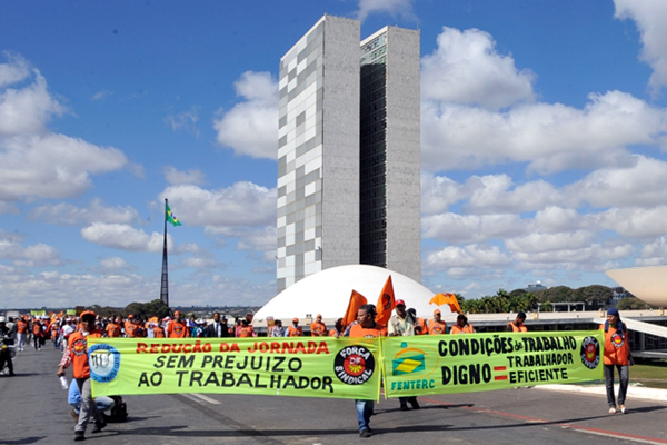 As centrais sindicais fazem manifestação na Esplanada dos Ministérios para marcar o Dia Nacional de Lutas. A marcha pretende reunir mais de duas mil pessoas. Foto: Elza Fiuza/ABr