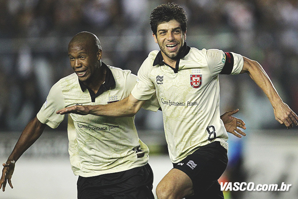 Em falta sofrida por Juninho, Rafael Vaz ampliou o placar para o Gigante. Um golaço.  Foto: Marcelo Sadio/Vasco.com.br