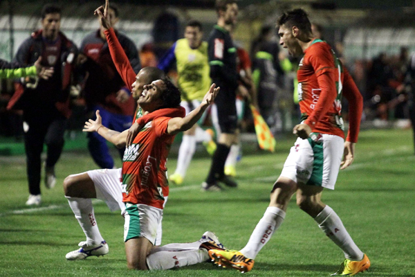 O atacante da Lusa, Diogo retornou ao time no domingo quando enfrentou o São Paulo, marcou os dois gols e ajudou a Portuguesa a superar o rival. A atuação do atacante foi motivo de elogios do técnico Guto Ferreira, que disse em entrevista que a “sorte voltou” e espera seguir vencendo. Foto: Portuguesa