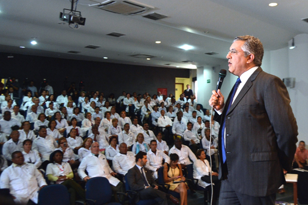 O ministro da Saúde, Alexandre Padilha, recebe os profissionais estrangeiros do Mais Médicos começam a participar do curso de preparação, com aulas sobre saúde pública brasileira e língua portuguesa. Foto: Elza Fiuza/ABr