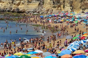 Populares desfrutam de uma praia em Armação de Pera, Algarve. As temperaturas máximas vão subir gradualmente entre oito e dez graus Celsius entre hoje e sábado, o que levou o Instituto Português do Mar e da Atmosfera (IPMA) a aumentar o número de distritos sob aviso amarelo de oito para 12, deixando apenas de fora Viana do Castelo, Bragança, Porto, Aveiro, Viseu e Faro. Nas ilhas, o aviso abrange apenas a ilha de Porto Santo. LUIS FORRA/LUSA