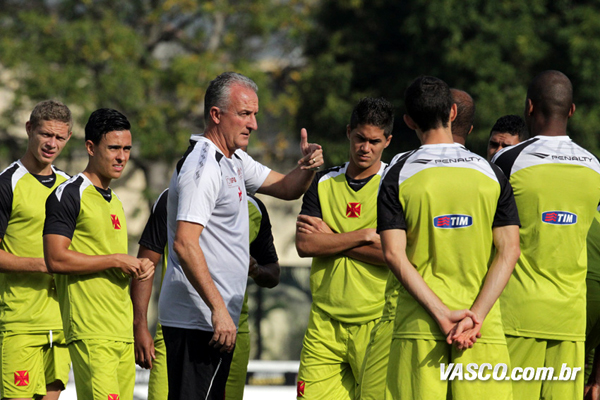 O técnico Dorival Junior comanda treino na semana que a equipe viaja para São Paulo onde enfrenta o Santos na Vila Belmiro em jogo marcado para quarta-feira (14), às 19h30. Foto: Marcelo Sadio/vasco.com.br.