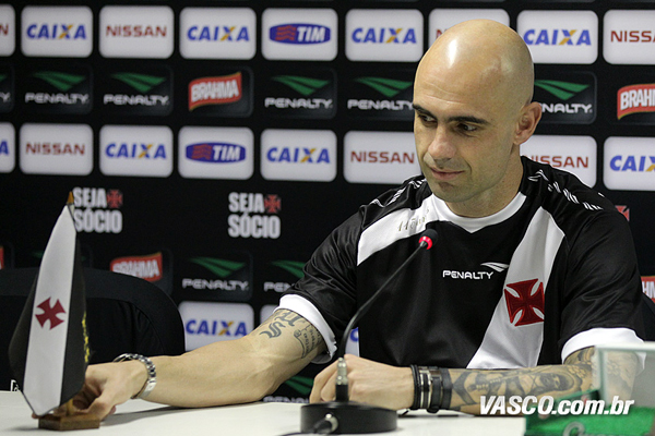 O zagueiro Cris foi apresentado na tarde de 12 de agosto, após o treino do Vasco, em São Januário. Foto: Marcelo Sadio/vasco.com.br