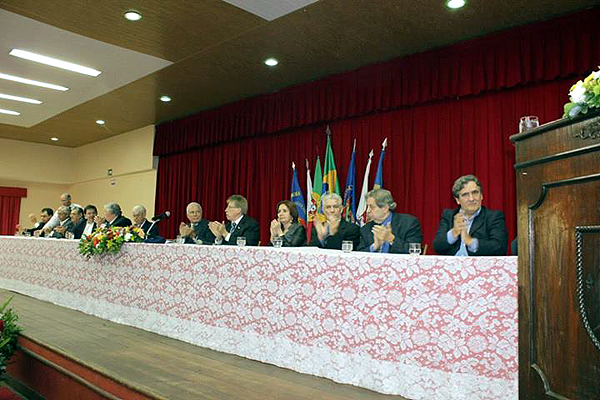 Mesa de honra reúne nomes de vulto da cultura feirense. Alfredo Henriques, presidente da Câmara de Santa Maria da Feira, Antônio Gomes da Costa, presidente da Federação das Associações Portuguesas e Luso-Brasileiras, e Ernesto Boaventura, presidente da Casa de Vila da Feira e Terras de Santa Maria, acreditam em futuro promissor da promoção da cultura lusitana no Brasil.