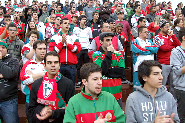 Torcida da Lusa tenta empurrar o time para conseguir a vitória em jogo contra o Bahia sábado, no Canindé. Foto: Portugal das Caravelas/arquivo.