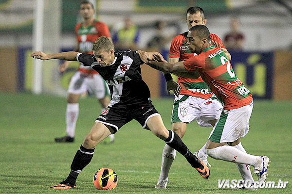 Em jogo bastante disputado, prevaleceu a marcação do time paulista que venceu o clássico luso brasileiro por 2x0. Foto: Marcelo Sadio /Vasco