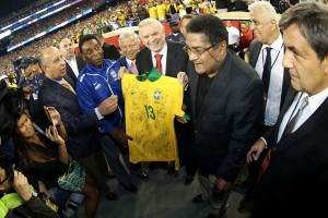 Pelé e Eusébio, figuras maiores de Brasil e Portugal que jogaram nos Estados Unidos, estiveram no relvado antes do apito inicial. Foto: FPF/Francisco Paraíso