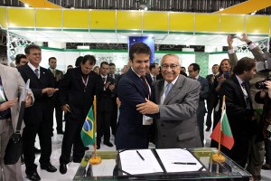 O ministro brasileiro do Turismo, Gastão Vieira, e secretário do Turismo de Portugal, Adolfo Mesquita Nunes, durante a Feira da ABAV em São Paulo.