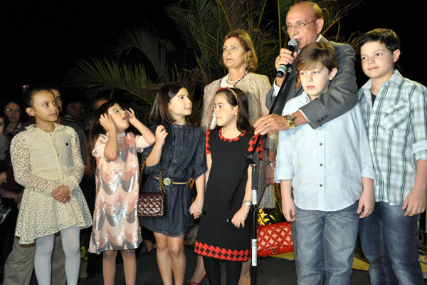 Armênio Mendes, ao lado da esposa Celeste e dos netos, agradece no lançamento da obra.