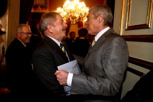 O ex-presidente do Brasil Luiz Inácio Lula da Silva (E) cumprimenta o ex-Primeiro-Ministro português José Sócrates, momentos antes de participar na conferência no âmbito do 25.º aniversário da presença da Portugal da Odebrecht em Portugal, no Palácio Nacional da Ajuda, em Lisboa, 22 de outubro de 2013. JOÃO RELVAS/LUSA